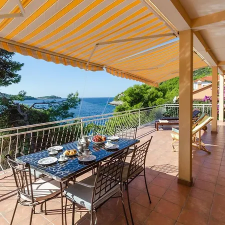 By The Sea Marta Apartman