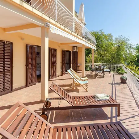 By The Sea Marta Apartman