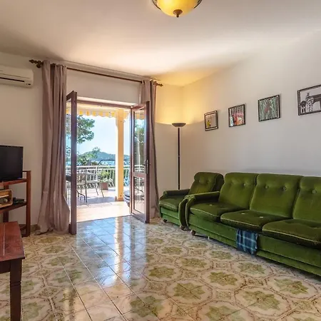 By The Sea Marta Apartman *