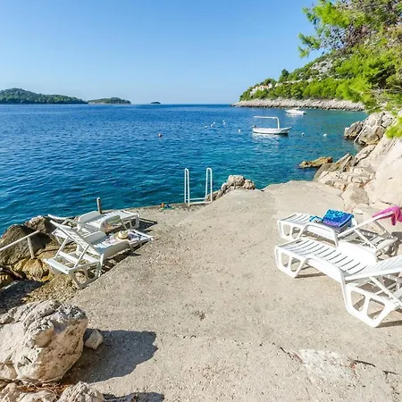 By The Sea Marta Apartment Prizba