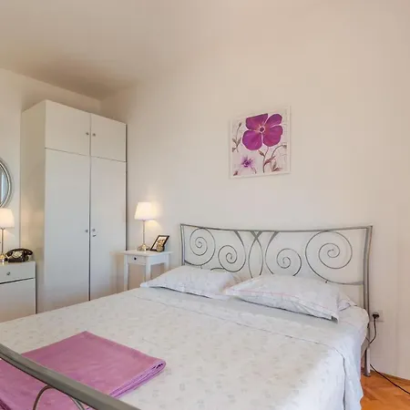 By The Sea Marta Apartment Prizba